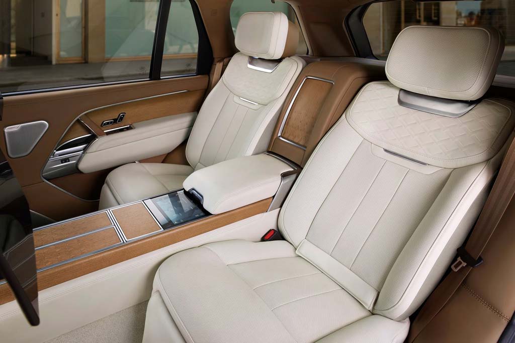 Интерьер Range Rover L460 — центральная консоль Pivi Pro